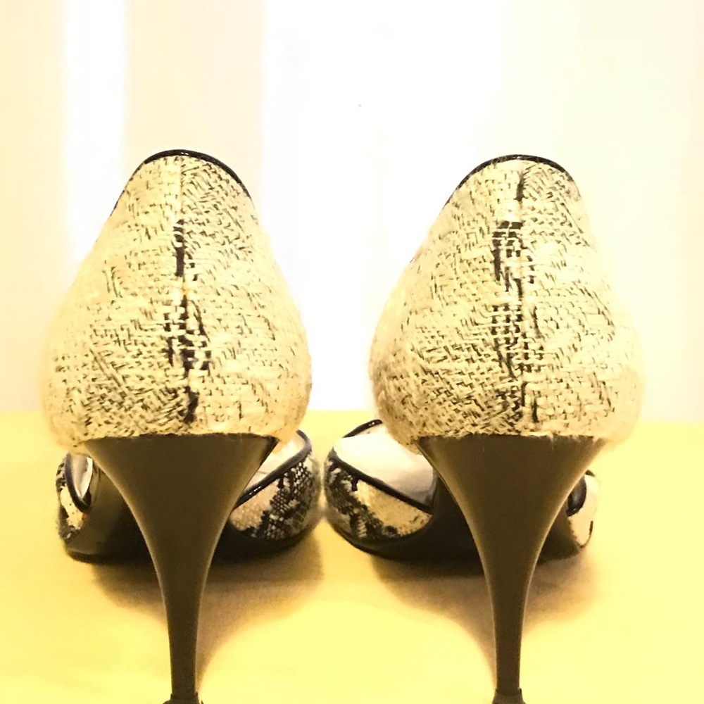 SOLD AUTH CHANEL 💕 CC Logo Tweed Pointed Toe Pump - Picture 4 of 6